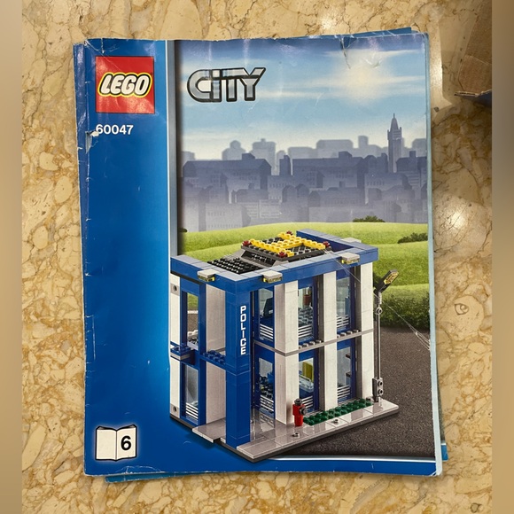 LEGO CITY SET 60047 POLICE STATION  Ages 6-12 - Picture 11 of 12
